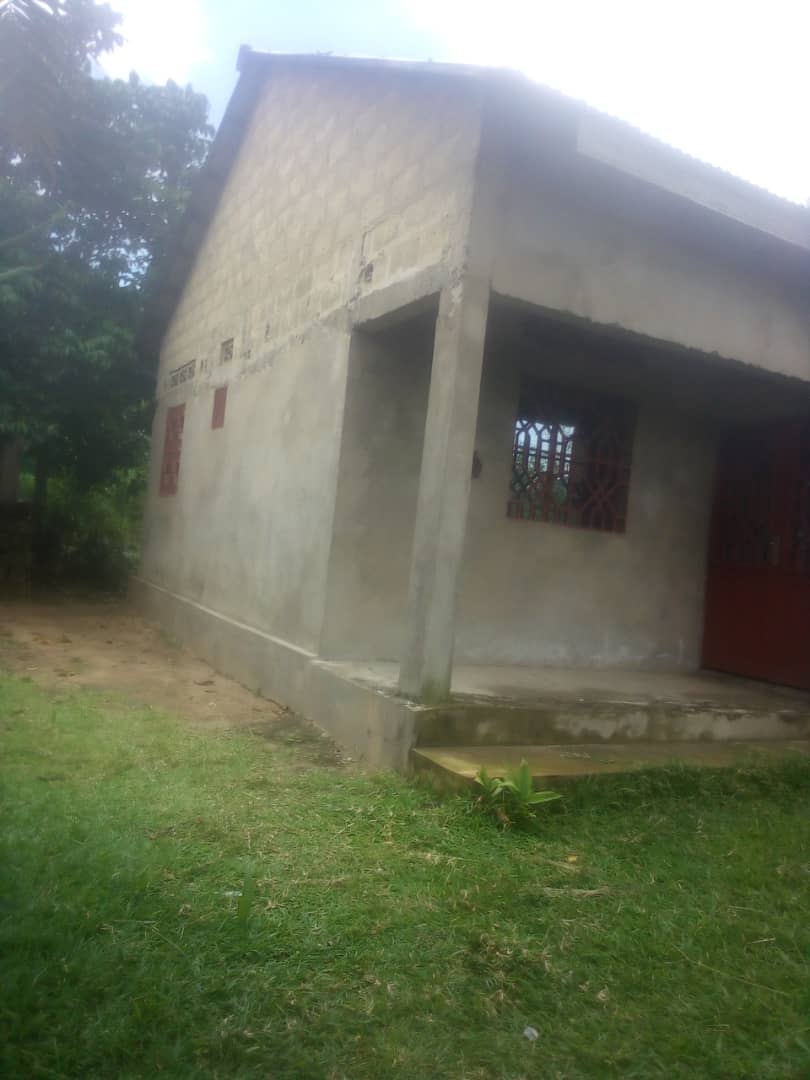 Vente d'une parcelle des deux chambres salon cuisine à mont ngafula Quartier musangu