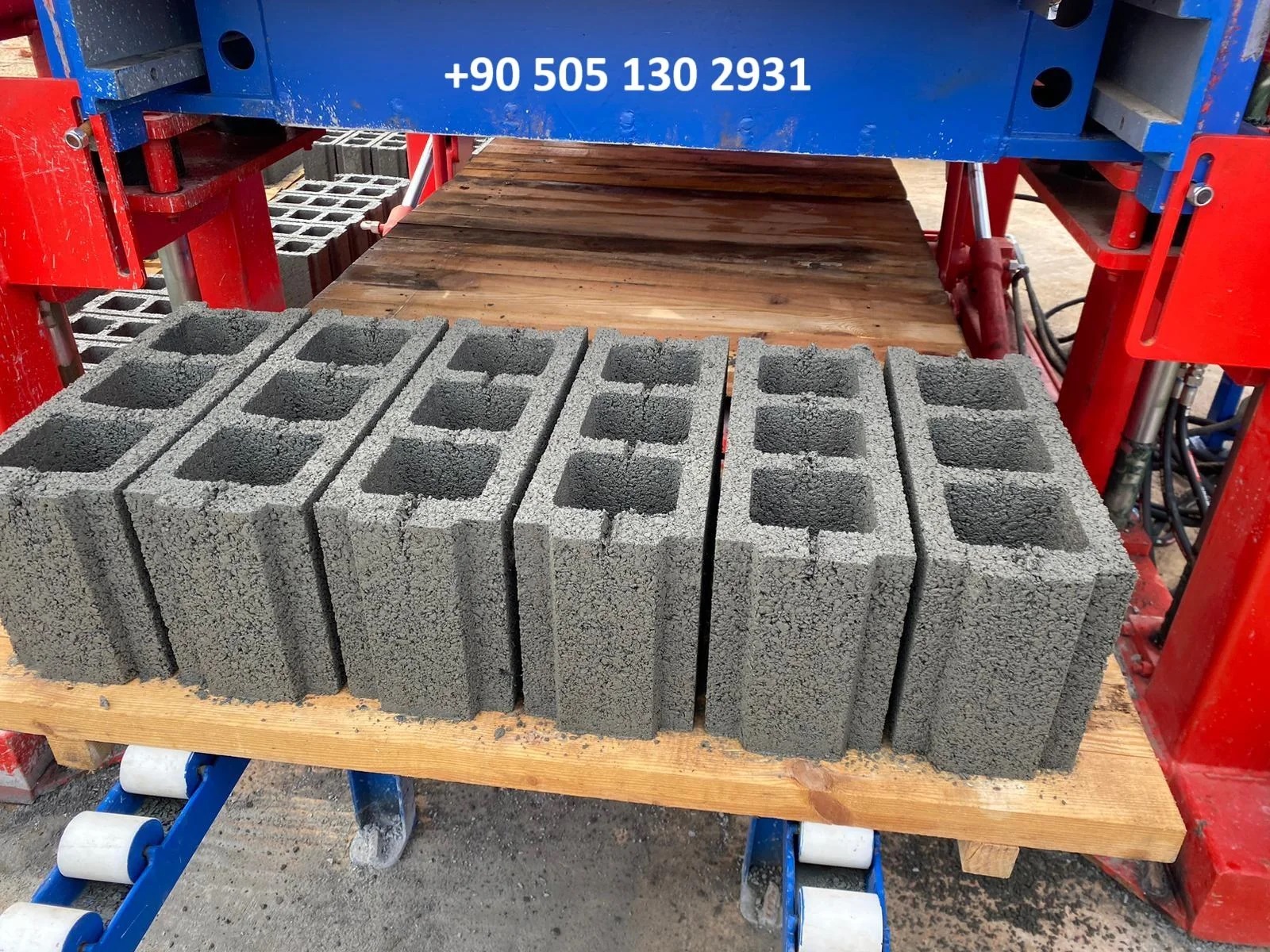 Pondeuse de parpaing OTT5SA brique pave agglos bloc beton bordure