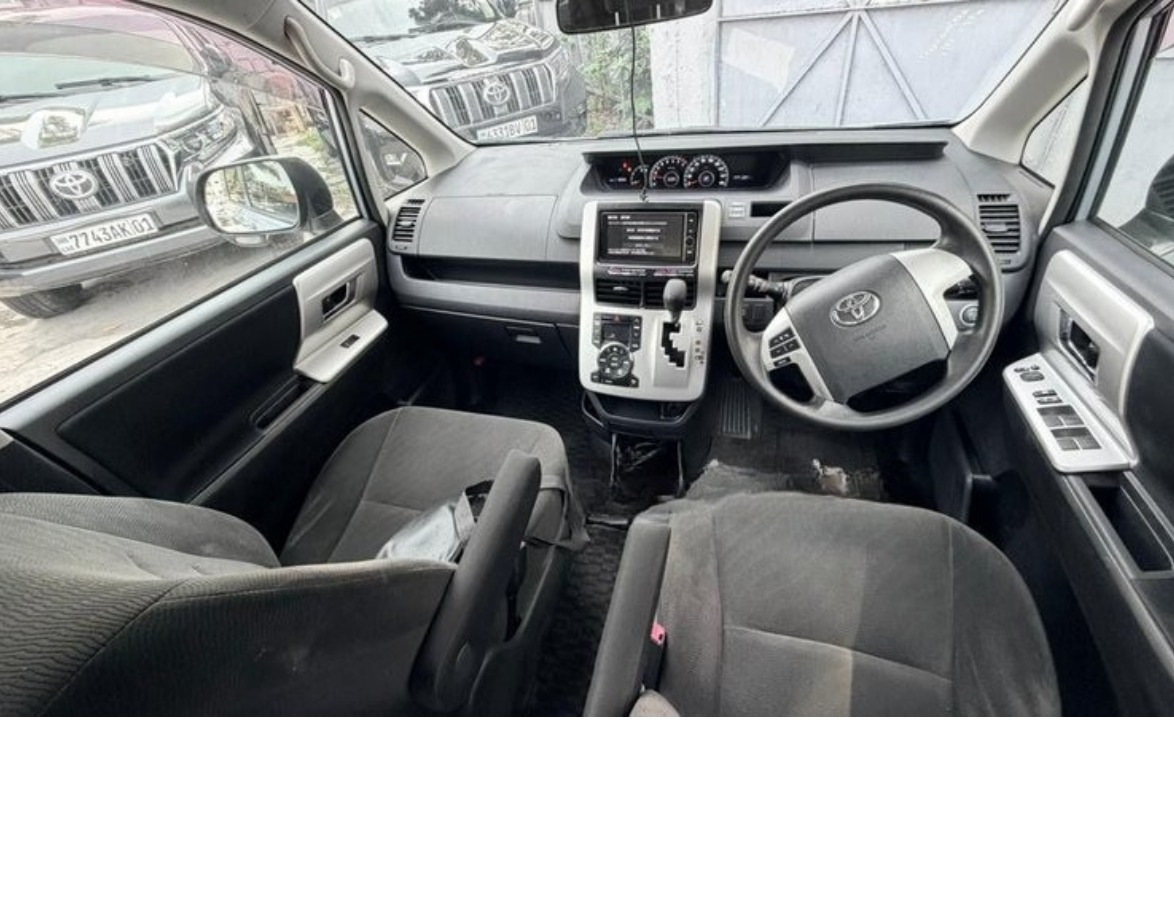 Toyota noah 2015