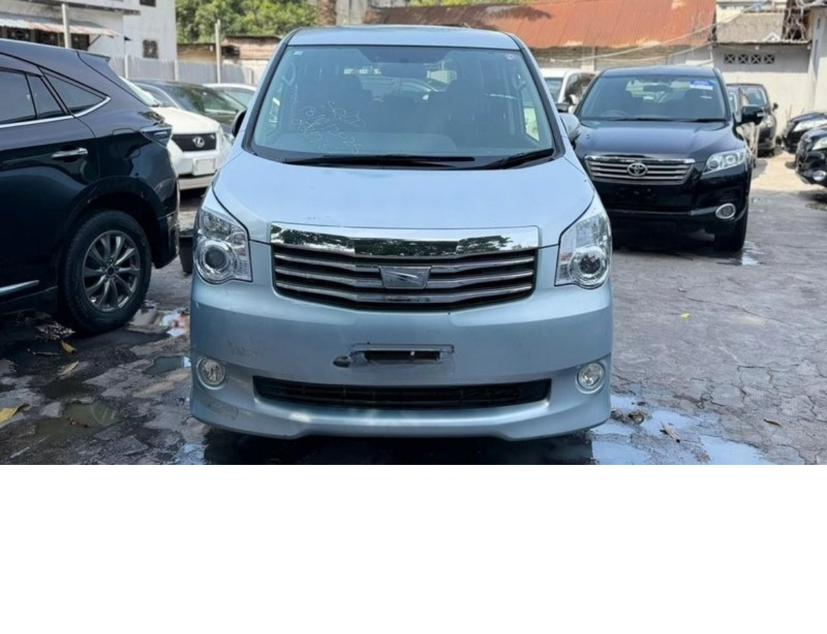 Toyota noah 2015